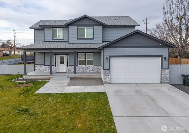 Photo 1 of Single family home for sale at 2036 W Lakeside, Moses Lake, WA 98837 | MLS# NWM2333811 | Listing updated on 2026-10-07