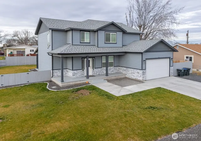 Photo 2 of Single family home for sale at 2036 W Lakeside, Moses Lake, WA 98837 | MLS# NWM2333811 | Listing updated on 2026-10-07