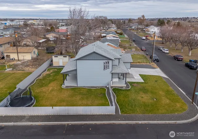 Photo 3 of Single family home for sale at 2036 W Lakeside, Moses Lake, WA 98837 | MLS# NWM2333811 | Listing updated on 2026-10-07