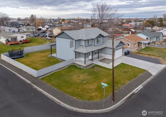 Photo 4 of Single family home for sale at 2036 W Lakeside, Moses Lake, WA 98837 | MLS# NWM2333811 | Listing updated on 2026-10-07