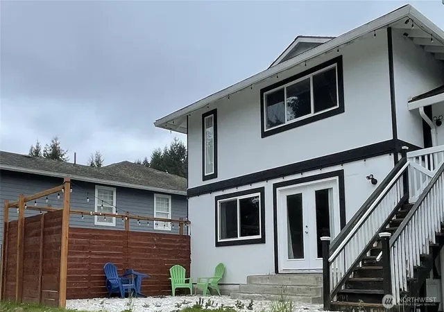 Photo 3 of Sale Pending at 1017 Ballentine St, Raymond, WA 98577 | MLS# NWM2369132 | Listing updated on 2026-09-25