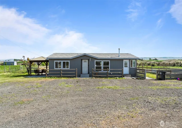 Photo 3 of Manufactured home for sale at 398 Balm St, Touchet, WA 99360 | MLS# NWM2369757 | Listing updated on 2026-10-06