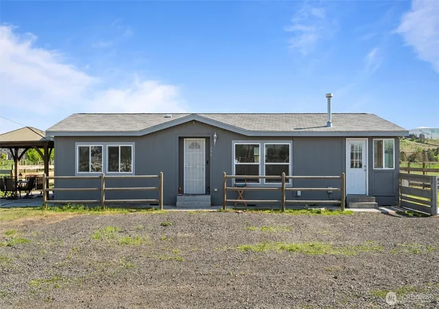 Photo 3 of Manufactured home for sale at 398 Balm St, Touchet, WA 99360 | MLS# NWM2369757 | Listing updated on 2026-10-06