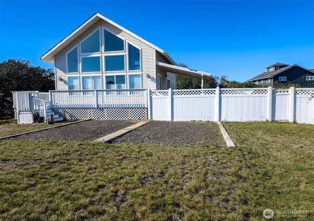 Photo 2 of Single family home for sale at 1249 E Ocean Shrs Blvd Sw, Ocean Shores, WA 98569 | MLS# NWM2382959 | Listing updated on 2026-10-13