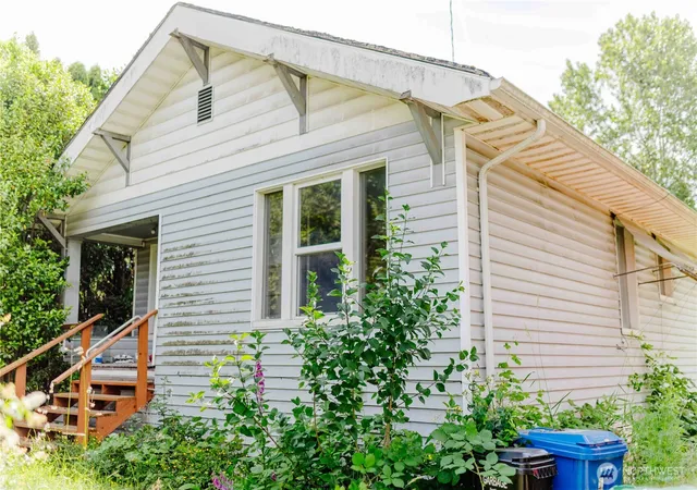 Photo 1 of Sale Pending at 565 S Director, Seattle, WA 98108 | MLS# NWM2400469 | Listing updated on 2026-09-25
