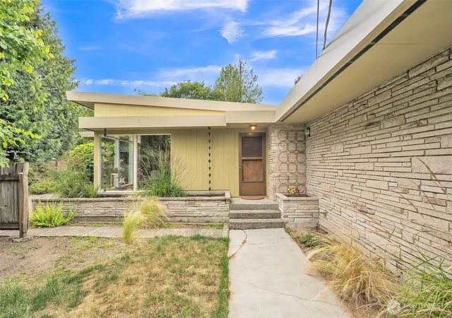 Photo 2 of Sale Pending at 11521 Corliss Ave N, Seattle, WA 98133 | MLS# NWM2414433 | Listing updated on 2026-09-25