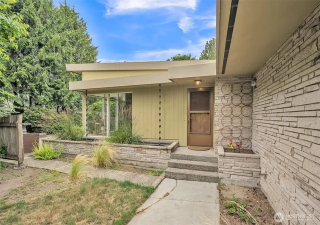 Photo 3 of Sale Pending at 11521 Corliss Ave N, Seattle, WA 98133 | MLS# NWM2414433 | Listing updated on 2026-09-25
