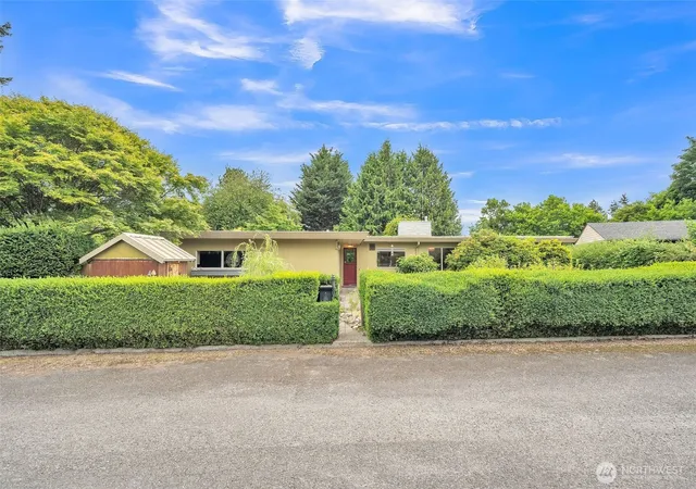 Photo 3 of Sale Pending at 11521 Corliss Ave N, Seattle, WA 98133 | MLS# NWM2414433 | Listing updated on 2026-09-25