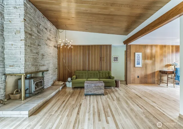 Photo 4 of Sale Pending at 11521 Corliss Ave N, Seattle, WA 98133 | MLS# NWM2414433 | Listing updated on 2026-09-25