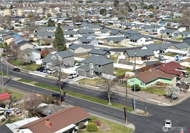 Photo 3 of Single family home for sale at 401 N Grape Dr, Moses Lake, WA 98837 | MLS# NWM2416868 | Listing updated on 2026-10-10