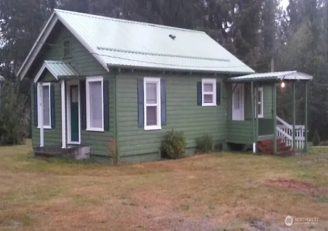 Photo 3 of Sale Pending at 9722 S Lake Stevens Rd, Lake Stevens, WA 98258 | MLS# NWM2419802 | Listing updated on 2026-09-25