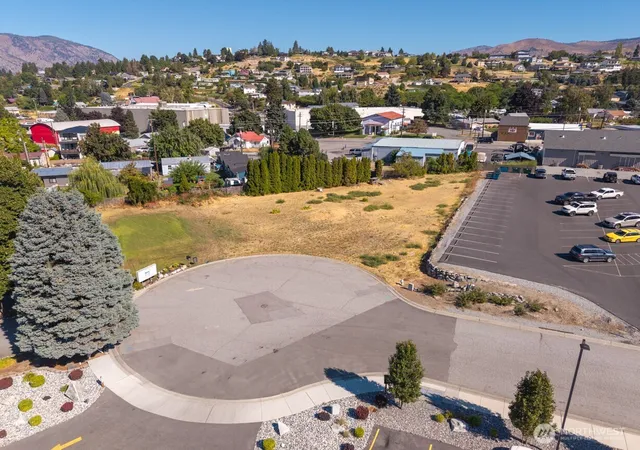 Photo 3 of Sale Pending at 1 Wapato Ct, Manson, WA 98831 | MLS# NWM2425198 | Listing updated on 2026-08-31