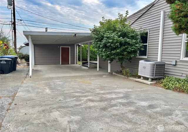 Photo 2 of Sale Pending at 2207 W Spruce St, Moses Lake, WA 98837 | MLS# NWM2426717 | Listing updated on 2026-04-20