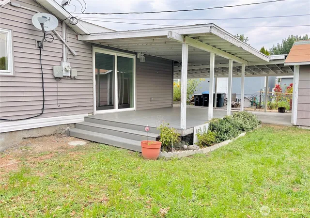 Photo 3 of Sale Pending at 2207 W Spruce St, Moses Lake, WA 98837 | MLS# NWM2426717 | Listing updated on 2026-04-20