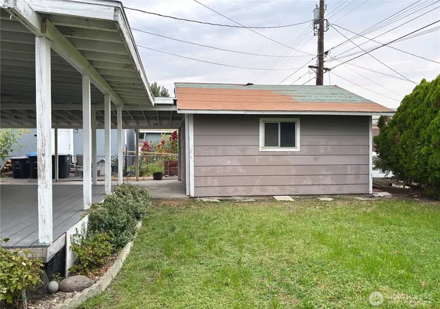 Photo 4 of Sale Pending at 2207 W Spruce St, Moses Lake, WA 98837 | MLS# NWM2426717 | Listing updated on 2026-04-20