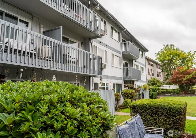 Photo 2 of Sale Pending at 2005 Tibbetts #305, Longview, WA 98632 | MLS# NWM2427706 | Listing updated on 2026-09-02