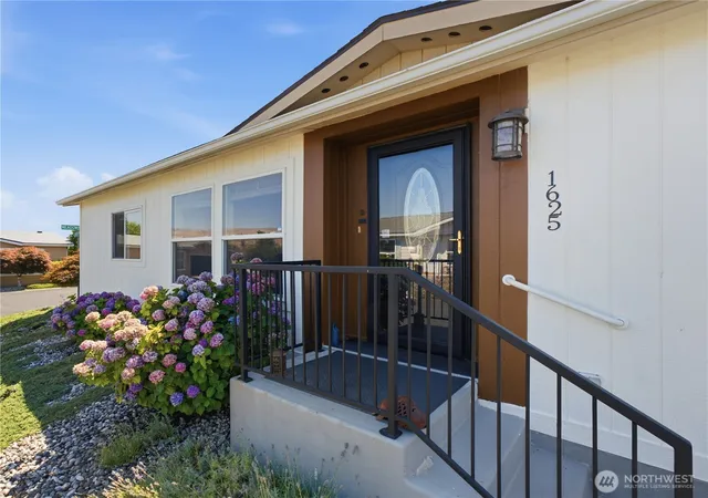 Photo 3 of Manufactured home for sale at 1625 Pleasant Ave, Wenatchee, WA 98801 | MLS# NWM2430899 | Listing updated on 2026-09-28