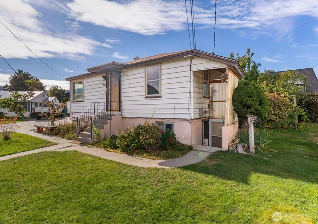Photo 2 of Sale Pending at 936 Vassar Ave, Wenatchee, WA 98801 | MLS# NWM2431325 | Listing updated on 2026-04-10