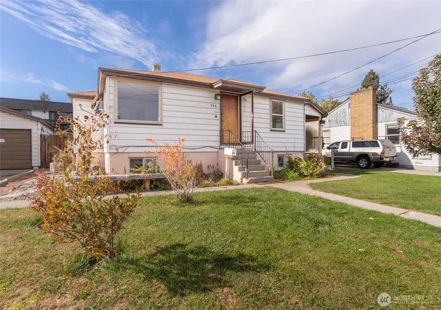 Photo 3 of Sale Pending at 936 Vassar Ave, Wenatchee, WA 98801 | MLS# NWM2431325 | Listing updated on 2026-04-10
