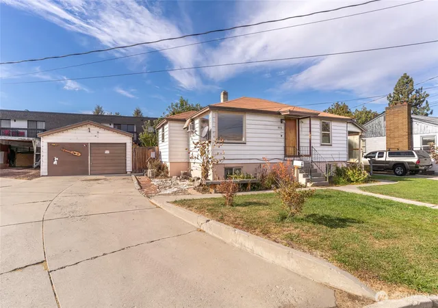 Photo 4 of Sale Pending at 936 Vassar Ave, Wenatchee, WA 98801 | MLS# NWM2431325 | Listing updated on 2026-04-10