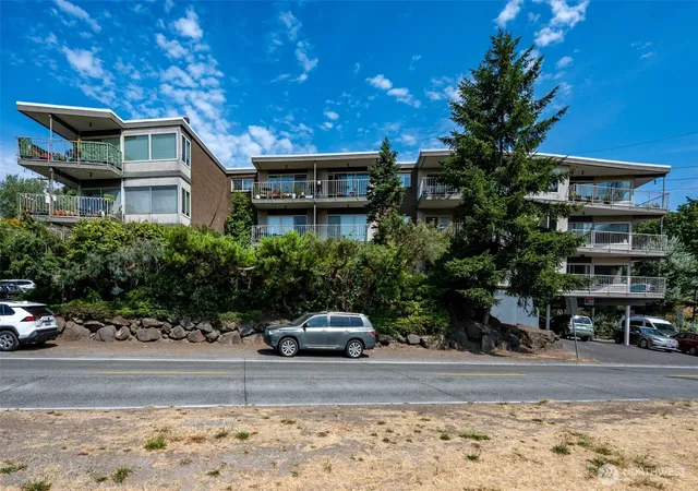 Photo 2 of Sale Pending at 401 Ne 40th Street, Seattle, WA 98105 | MLS# NWM2433143 | Listing updated on 2026-09-25