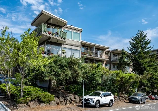 Photo 3 of Sale Pending at 401 Ne 40th Street, Seattle, WA 98105 | MLS# NWM2433143 | Listing updated on 2026-09-25