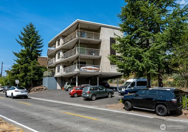 Photo 3 of Sale Pending at 401 NE 40th Street, Seattle, WA 98105 | MLS# NWM2433143 | Listing updated on 2026-09-25