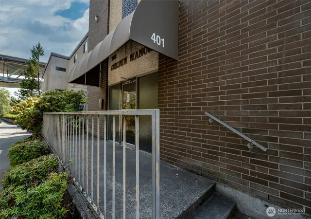Photo 4 of Sale Pending at 401 NE 40th Street, Seattle, WA 98105 | MLS# NWM2433143 | Listing updated on 2026-09-25
