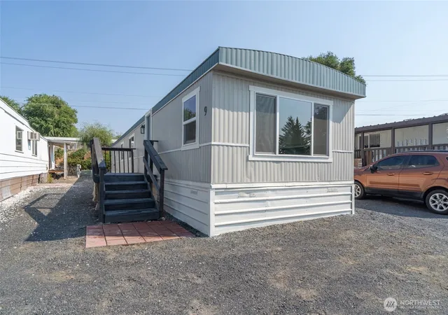 Photo 2 of Sale Pending at 1908 W Marina Dr #9, Moses Lake, WA 98837 | MLS# NWM2435427 | Listing updated on 2026-09-25