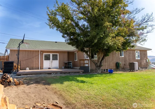 Photo 4 of Sale Pending at 519 Locust St, Omak, WA 98841 | MLS# NWM2435852 | Listing updated on 2026-09-25