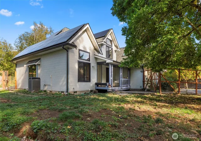 Photo 3 of Sale Pending at 7601 Earling St Ne, Olympia, WA 98506 | MLS# NWM2439157 | Listing updated on 2026-10-02
