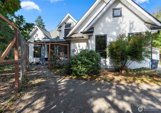 Photo 3 of Sale Pending at 7601 Earling St NE, Olympia, WA 98506 | MLS# NWM2439157 | Listing updated on 2026-10-02