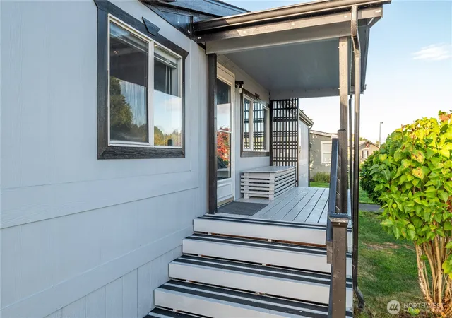 Photo 3 of Manufactured home for sale at 233 Concord Pl, Longview, WA 98632 | MLS# NWM2439731 | Listing updated on 2026-09-22