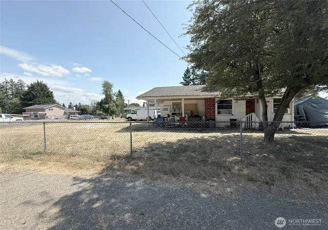 Photo 2 of Sale Pending at 3401 Northeast 12th St, Renton, WA 98056 | MLS# NWM2439950 | Listing updated on 2026-09-25