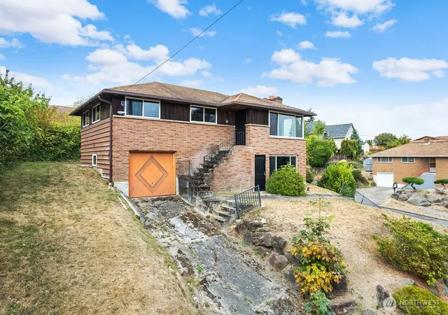 Photo 3 of Sale Pending at 2601 23rd Avenue S, Seattle, WA 98144 | MLS# NWM2442569 | Listing updated on 2026-09-17