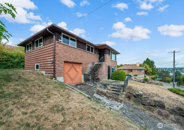 Photo 4 of Sale Pending at 2601 23rd Avenue S, Seattle, WA 98144 | MLS# NWM2442569 | Listing updated on 2026-09-17