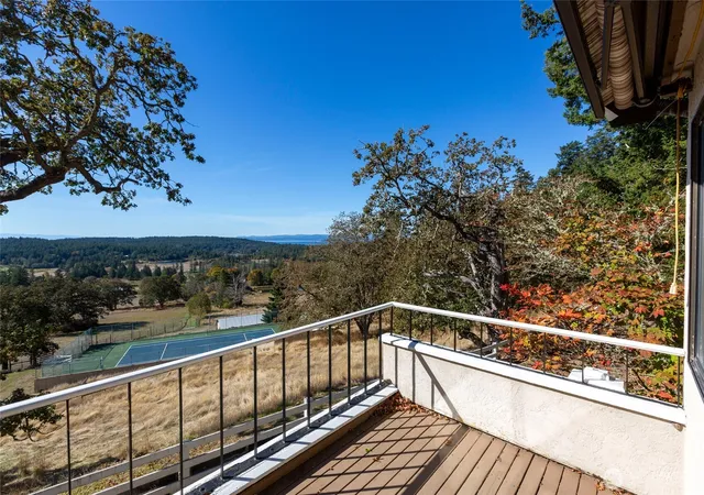 Photo 2 of Single family home for sale at 327 Twin Oaks Dr, Friday Harbor, WA 98250 | MLS# NWM2442781 | Listing updated on 2026-09-21
