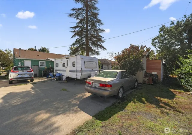 Photo 3 of Sale Pending at 1717 10th Avenue, Longview, WA 98632 | MLS# NWM2444537 | Listing updated on 2026-08-20