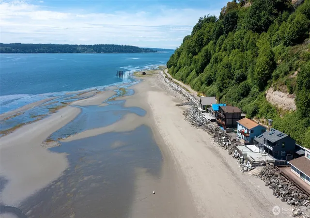 Photo 3 of Sale Pending at 10 S Beach Dr, Everett, WA 98201 | MLS# NWM2455515 | Listing updated on 2026-10-12