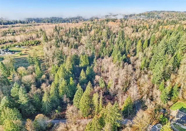 Photo 3 of Sale Pending at 111 W Xx Lake Joy Dr Ne, Carnation, WA 98014 | MLS# NWM2456637 | Listing updated on 2026-06-16