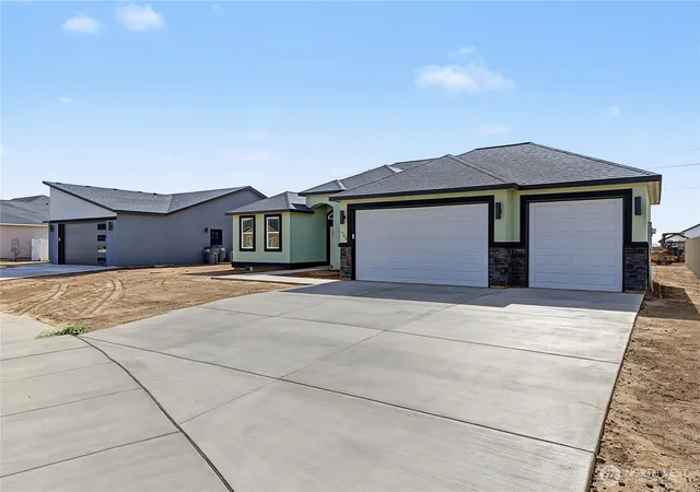 Photo 2 of Single family home for sale at 700 North St Ne, Quincy, WA 98848 | MLS# NWM2457642 | Listing updated on 2026-09-30