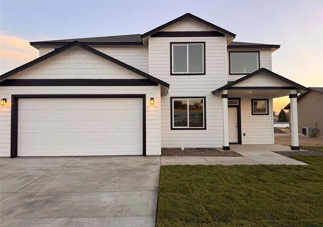 Photo 1 of Sale Pending at 215 Poplar St Ne, Royal City, WA 99357 | MLS# NWM2460936 | Listing updated on 2026-10-22