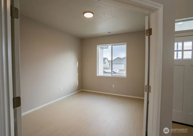 Photo 3 of Sale Pending at 215 Poplar St Ne, Royal City, WA 99357 | MLS# NWM2460936 | Listing updated on 2026-09-25