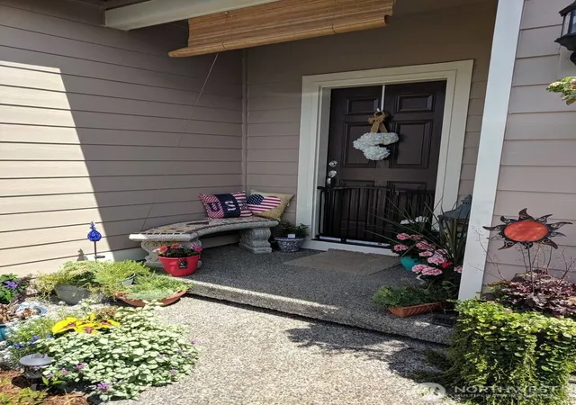 Photo 2 of Sale Pending at 7046 Tahoe Dr Se, Tumwater, WA 98501 | MLS# NWM2460939 | Listing updated on 2026-04-20