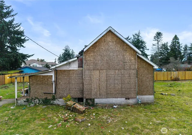 Photo 3 of Sale Pending at 11205 12th Avenue Sw, Seattle, WA 98146 | MLS# NWM2469139 | Listing updated on 2026-01-20