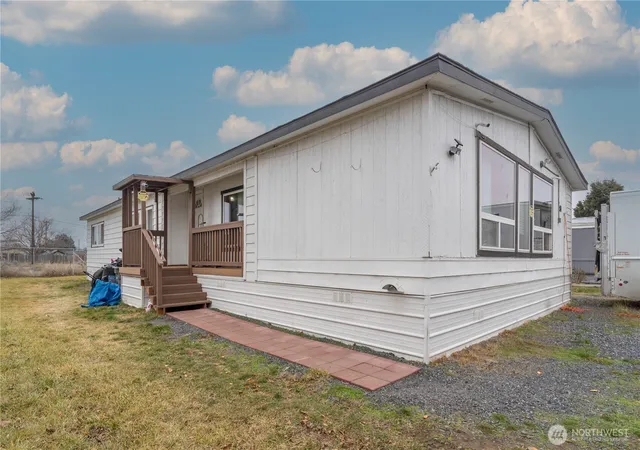 Photo 3 of Manufactured home for sale at 4815 Airway Dr Ne #81, Moses Lake, WA 98837 | MLS# NWM2469406 | Listing updated on 2026-10-15