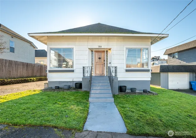 Photo 1 of Sale Pending at 304 Crawford St, Kelso, WA 98626 | MLS# NWM2470116 | Listing updated on 2026-09-25