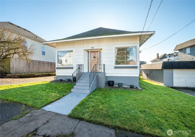 Photo 2 of Sale Pending at 304 Crawford St, Kelso, WA 98626 | MLS# NWM2470116 | Listing updated on 2026-09-25