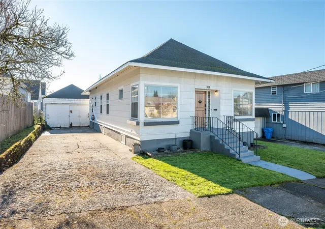 Photo 3 of Sale Pending at 304 Crawford St, Kelso, WA 98626 | MLS# NWM2470116 | Listing updated on 2026-09-25