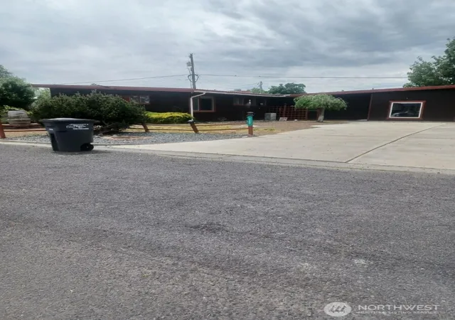 Photo 1 of Sale Pending at 533 Fairchild Loop, Moses Lake, WA 98837 | MLS# NWM2470530 | Listing updated on 2026-10-01